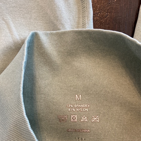 NVGTN Size M workout leggings barely worn - Picture 3 of 4